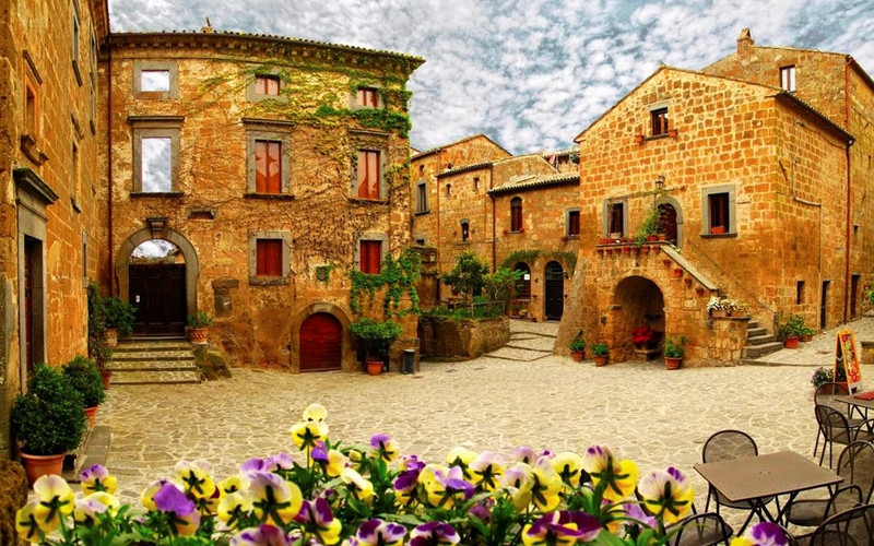 Civita di Bagnoregio (Italy): Cách thành Rome khoảng 120 km về phía bắc, Civita Di Bagnoregio là kiệt tác thiên nhiên nằm trên một ngọn đồi, bên trên một hẻm núi. Được thành lập cách đây hơn 2.500 năm, trong suốt thế kỷ 20, cư dân của làng chỉ vẻn vẹn còn lại 6 người. Ngày nay, vào mùa đông, có khoảng 12 người sinh sống và khi hè đến, có đến khoảng 100 người. Ngoài phong cảnh đẹp như tranh, khu vực còn có vài cửa hàng thú vị và một số kiến trúc có lịch sử vài nghìn năm tuổi. Ảnh: Lazypenguins. 9 ngoi lang ben vach da ngoan muc den kho tin