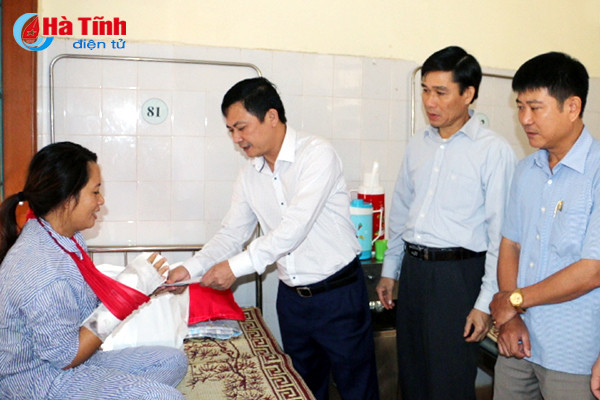 khoi to doi tuong xong vao tram xa chem nhan vien y te trong thuong