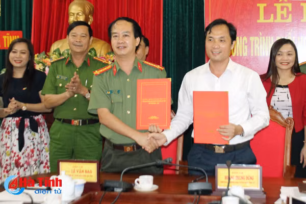 quyet liet dau tranh chong cac luan dieu xuyen tac cua the luc thu dich