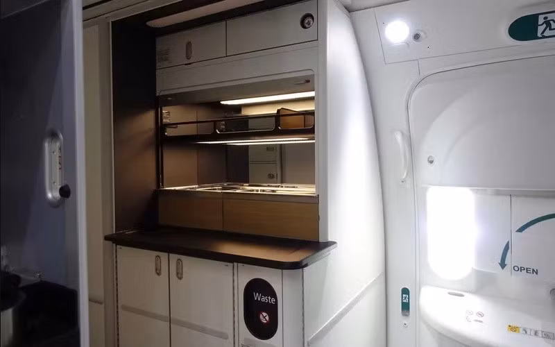 Máy bay còn có hai quầy bar tự phục vụ, một quầy cho hạng thương gia và một quầy cho hạng phổ thông, để hành khách có thể tự đáp ứng nhu cầu suốt chuyến bay. Ngoài ra, nhà vệ sinh gồm các bồn rửa tự động và các cảm biến. Ảnh: Eric Rosen. ben trong phi co se thuc hien chuyen bay dai nhat the gioi