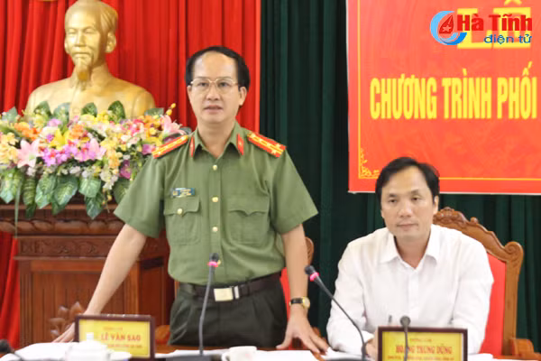 quyet liet dau tranh chong cac luan dieu xuyen tac cua the luc thu dich