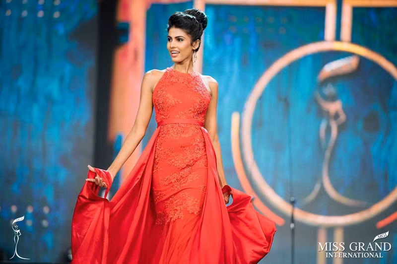 nhung nguoi dep sang gia cho vuong mien hoa hau hoa binh 2017