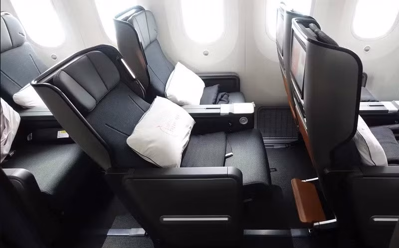 Ngay sau hạng thương gia là một cabin nhỏ với 28 ghế thuộc hạng phổ thông đặc biệt, được sắp xếp theo mô hình 2-3-2. Mỗi ghế bao gồm 5 chỗ để đồ cá nhân nhỏ, dùng để cất các vật như máy tính bảng, kính mắt, tài liệu du lịch và chai nước. Ghế hạng phổ thông đặc biệt rộng 52 cm và có chỗ để chân rộng khoảng 97 cm. Màn hình giải trí ở hạng ghế này rộng 13,3 inch, có gắn một giá đỡ, nơi hành khách có thể đặt điện thoại hoặc máy tính bảng để xem những nội dung của mình. Ảnh: Eric Rosen. ben trong phi co se thuc hien chuyen bay dai nhat the gioi