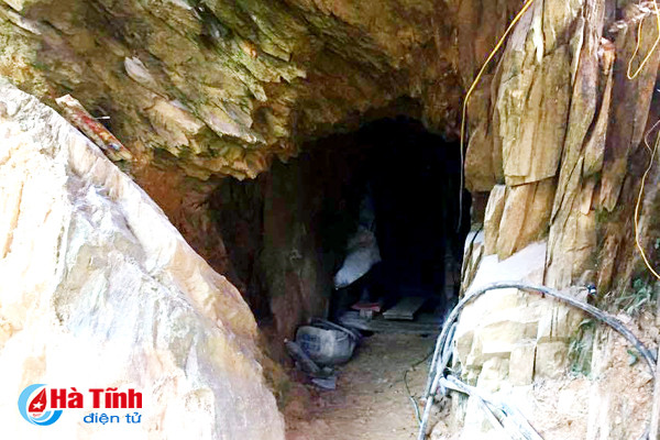 video 14 doi tuong dung lan dao ham khai thac vang trong rung sau