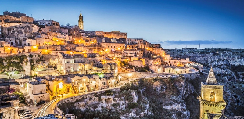 Matera (Italy): Được UNESCO công nhận là di sản thế giới, Matera là khu xuất hiện dân định cư lâu đời nhất lịch sử. Từ thời xưa, người dân ở đây đã chạm khắc lên đá vôi để tạo ra những ngôi nhà trông giống như hang động. Có niên đại từ 15.000 năm trước Công nguyên, hiện nay, nhiều ngôi nhà của khu vực đã được “phù phép” thành những quán ăn và khách sạn phong cách. Ảnh: Sassi di Matera. 9 ngoi lang ben vach da ngoan muc den kho tin