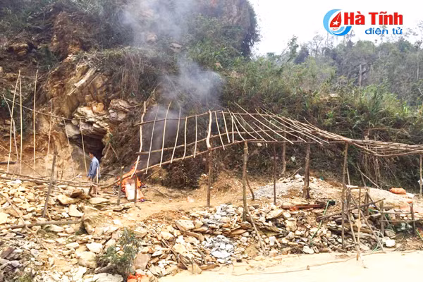 video 14 doi tuong dung lan dao ham khai thac vang trong rung sau