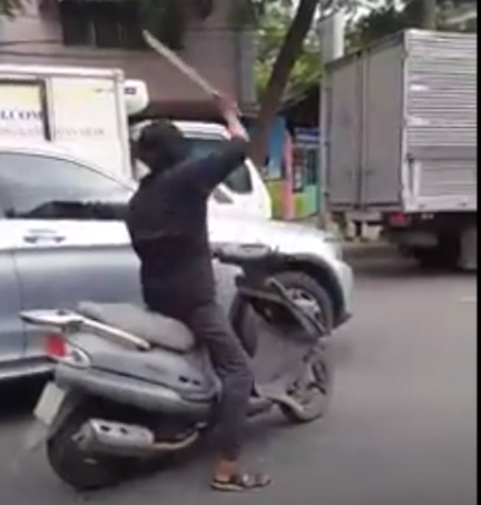 Hình ảnh Long chém rụng hàng loạt gương chiếu hậu của các xe chẳng khác nào Long như đang chơi game ngao da dien loan cam ma tau chem rung guong chieu hau 10 o to