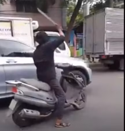 ngao da dien loan cam ma tau chem rung guong chieu hau 10 o to