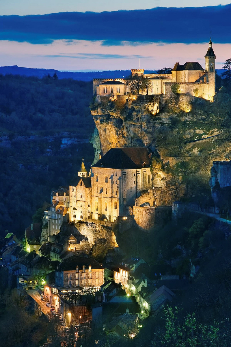 Rocamadour (Pháp): Nằm trong Công viên Causses du Quercy, Rocamadour thu hút hơn một triệu khách du lịch mỗi năm trong khi dân số của vùng chỉ vào khoảng 600 người. Bên cạnh khung cảnh ấn tượng với vách núi hai bên và dòng Alzou chảy ngay bên dưới, địa điểm này còn nổi tiếng với pho mát dê độc đáo và lễ hội pho mát Fete des Fromages. Ảnh: Tourisme Lot. 9 ngoi lang ben vach da ngoan muc den kho tin