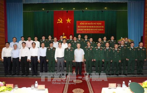 tong bi thu nguyen phu trong tham lam viec voi bo tu lenh quan khu 4