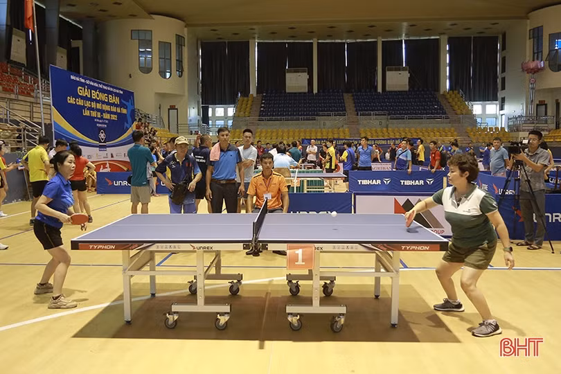 Nhiều pha bóng ấn tượng trong ngày thứ 2 Giải Bóng bàn các CLB mở rộng Báo Hà Tĩnh