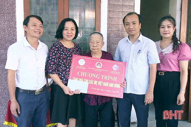 Thăm hỏi, tặng quà cho các Mẹ Việt Nam anh hùng ở TP Hà Tĩnh