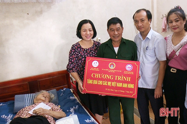 Thăm hỏi, tặng quà cho các Mẹ Việt Nam anh hùng ở TP Hà Tĩnh