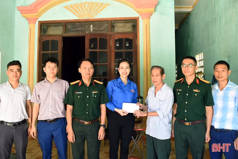 Tuổi trẻ Hà Tĩnh dâng hàng nghìn đóa sen hồng lên các phần mộ anh hùng liệt sỹ