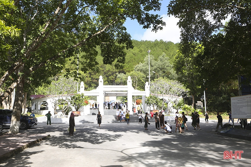 Hàng ngàn du khách dâng hương tại Khu di tích Ngã ba Đồng Lộc nhân ngày truyền thống lực lượng TNXP