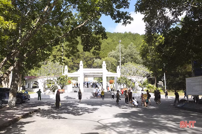 Hàng ngàn du khách dâng hương tại Khu di tích Ngã ba Đồng Lộc nhân ngày truyền thống lực lượng TNXP