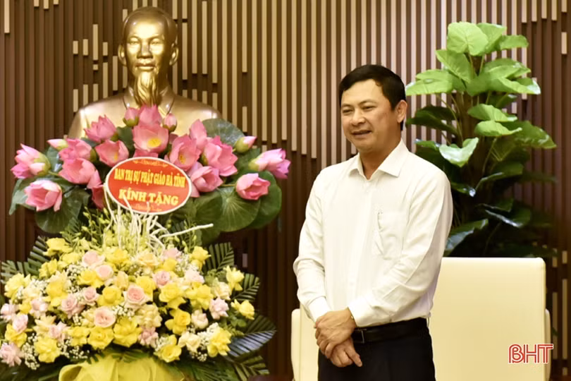 Ban Trị sự Giáo hội Phật giáo Việt Nam tỉnh Hà Tĩnh nhiệm kỳ 2022-2027 chào xã giao lãnh đạo tỉnh