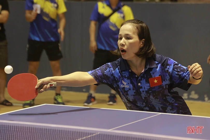 Các VĐV bứt phá trong ngày đầu thi đấu Giải Bóng bàn các CLB mở rộng Báo Hà Tĩnh