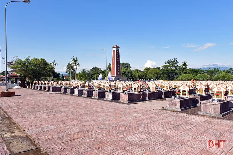 Tuổi trẻ Hà Tĩnh dâng hàng nghìn đóa sen hồng lên các phần mộ anh hùng liệt sỹ