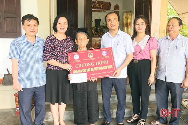 Thăm hỏi, tặng quà cho các Mẹ Việt Nam anh hùng ở TP Hà Tĩnh