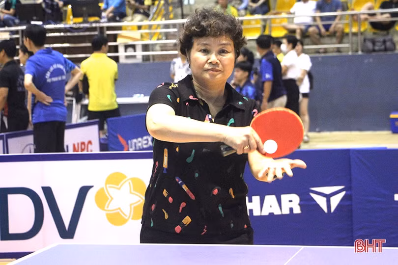 Những “bóng hồng” trên chặng về đích Giải Bóng bàn các CLB mở rộng Báo Hà Tĩnh