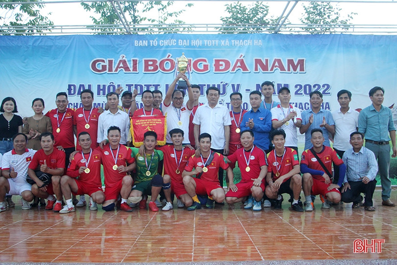 Giải Bóng đá nam xã Thạch Hạ thu hút 11 đội tham dự 