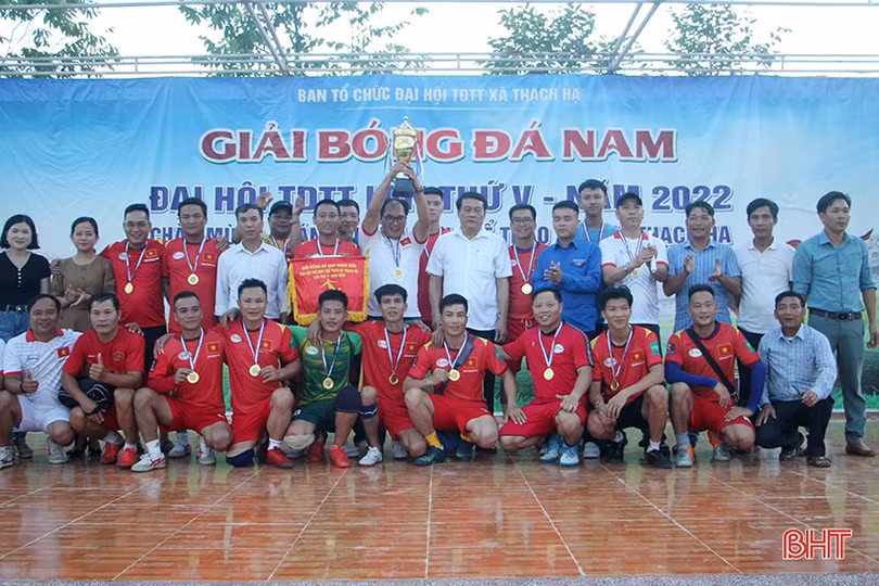 Giải Bóng đá nam xã Thạch Hạ thu hút 11 đội tham dự 