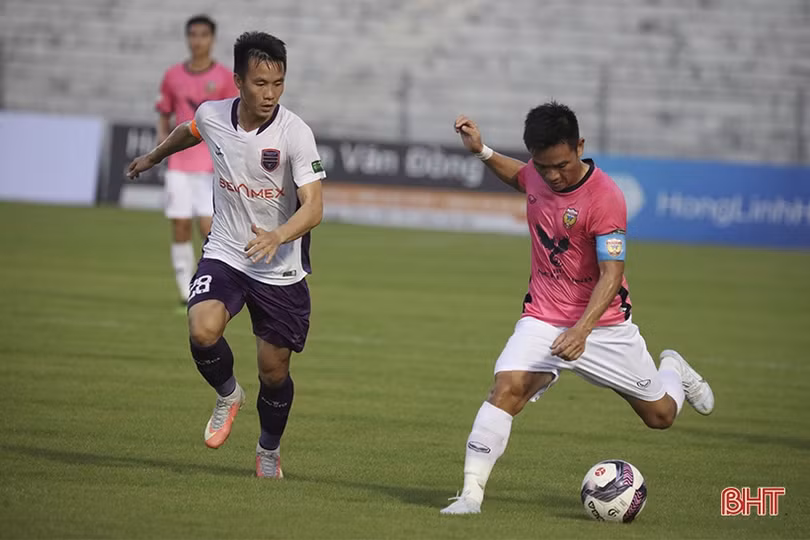 Tiền vệ Đinh Thanh Trung lỡ hẹn trận derby xứ Nghệ