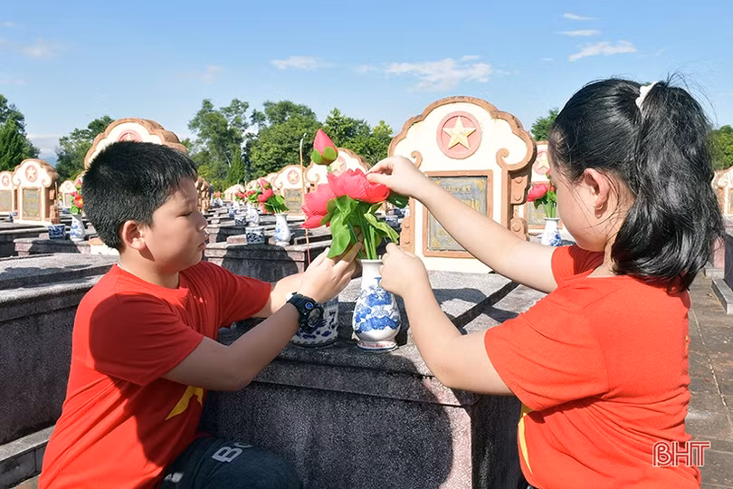 Tuổi trẻ Hà Tĩnh dâng hàng nghìn đóa sen hồng lên các phần mộ anh hùng liệt sỹ