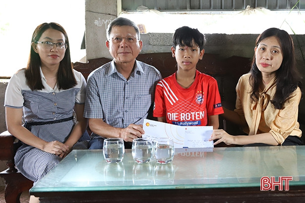 Công ty TNHH Xăng dầu Giang Nam hỗ trợ các gia đình có hoàn cảnh khó khăn ở Hà Tĩnh