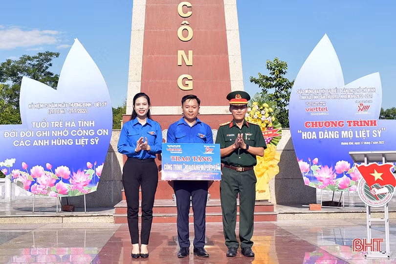 Tuổi trẻ Hà Tĩnh dâng hàng nghìn đóa sen hồng lên các phần mộ anh hùng liệt sỹ