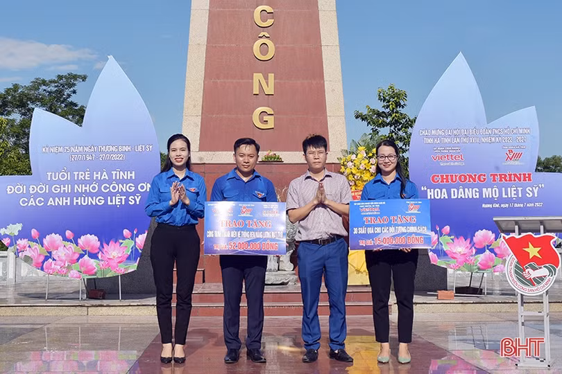 Tuổi trẻ Hà Tĩnh dâng hàng nghìn đóa sen hồng lên các phần mộ anh hùng liệt sỹ