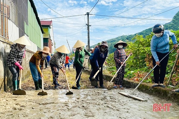 Trao tặng quà cho các gia đình chính sách ở thị xã Hồng Lĩnh