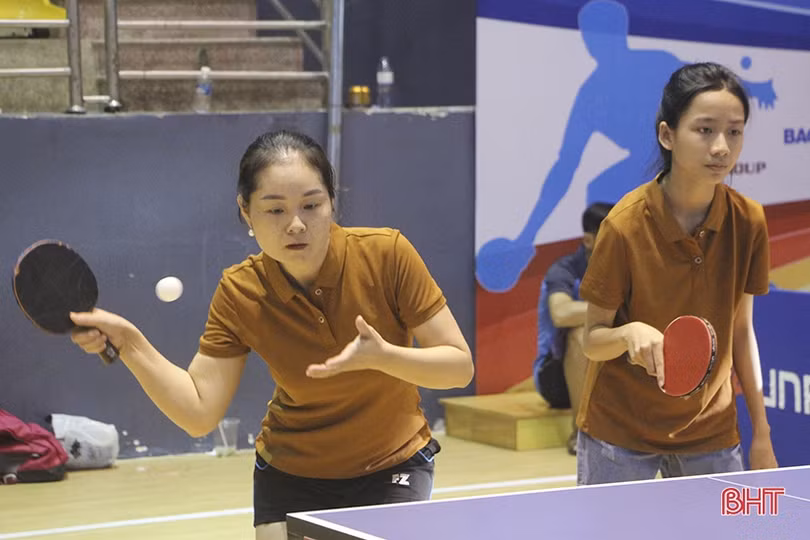 Những trận chung kết kịch tính trong ngày thứ 2 Giải Bóng bàn Báo Hà Tĩnh