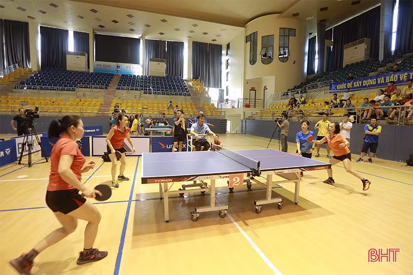 Nhiều pha bóng ấn tượng trong ngày thứ 2 Giải Bóng bàn các CLB mở rộng Báo Hà Tĩnh