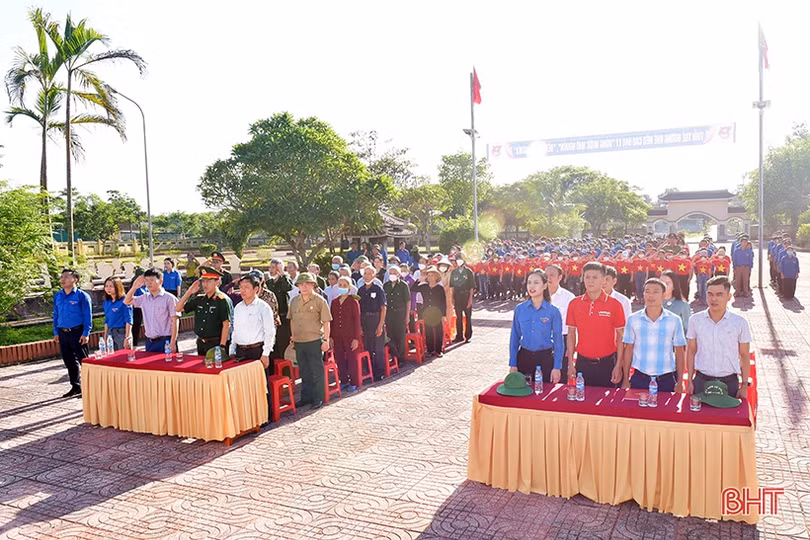 Tuổi trẻ Hà Tĩnh dâng hàng nghìn đóa sen hồng lên các phần mộ anh hùng liệt sỹ