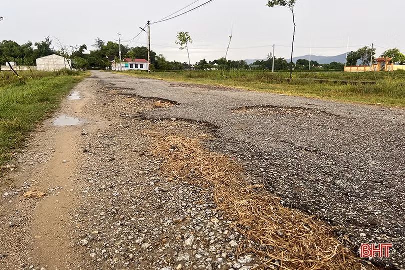 Đường giao thông xuống cấp, người dân Thạch Mỹ khó khăn trong đi lại