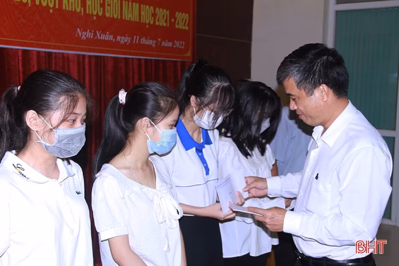 Trao 44 suất học bổng cho sinh viên nghèo vượt khó ở Nghi Xuân