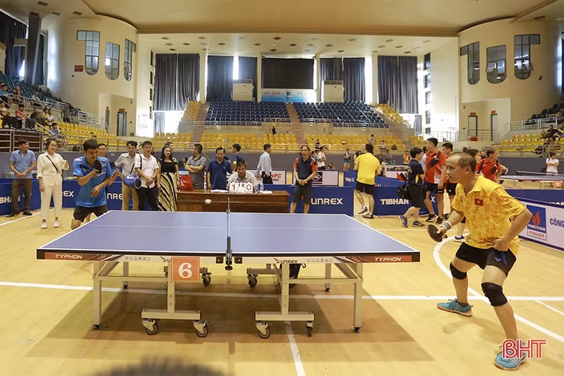 Nhiều pha bóng ấn tượng trong ngày thứ 2 Giải Bóng bàn các CLB mở rộng Báo Hà Tĩnh