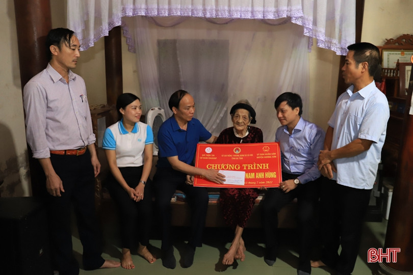 Lãnh đạo Hương Sơn thăm hỏi Mẹ Việt Nam anh hùng