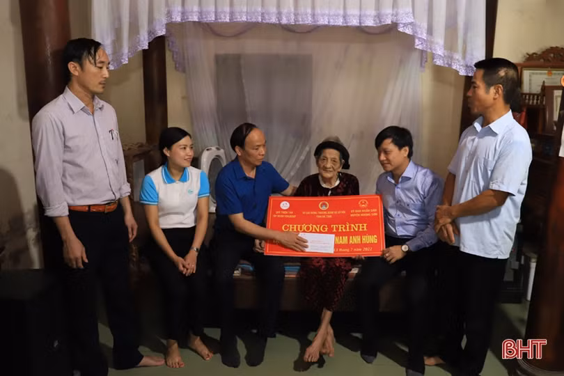 Lãnh đạo Hương Sơn thăm hỏi Mẹ Việt Nam anh hùng