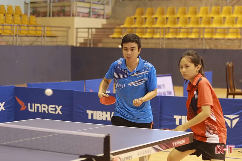 Hấp dẫn các trận chung kết đôi nam nữ ngày thi đấu thứ 3 Giải Bóng bàn các CLB mở rộng Báo Hà Tĩnh