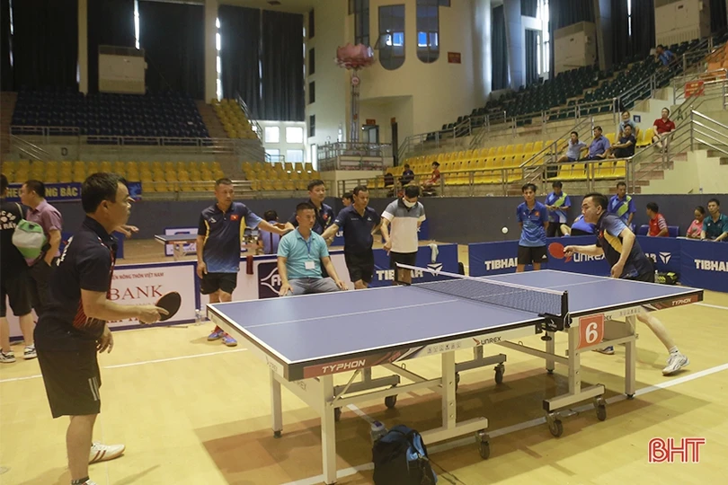 Các VĐV bứt phá trong ngày đầu thi đấu Giải Bóng bàn các CLB mở rộng Báo Hà Tĩnh