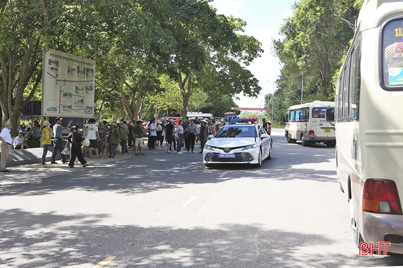 Hàng ngàn du khách dâng hương tại Khu di tích Ngã ba Đồng Lộc nhân ngày truyền thống lực lượng TNXP