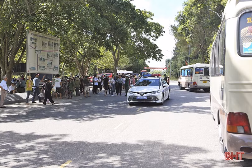 Hàng ngàn du khách dâng hương tại Khu di tích Ngã ba Đồng Lộc nhân ngày truyền thống lực lượng TNXP