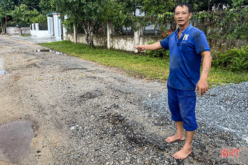 Đường giao thông xuống cấp, người dân Thạch Mỹ khó khăn trong đi lại