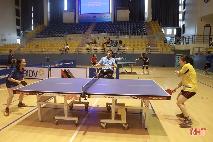 Các VĐV bứt phá trong ngày đầu thi đấu Giải Bóng bàn các CLB mở rộng Báo Hà Tĩnh