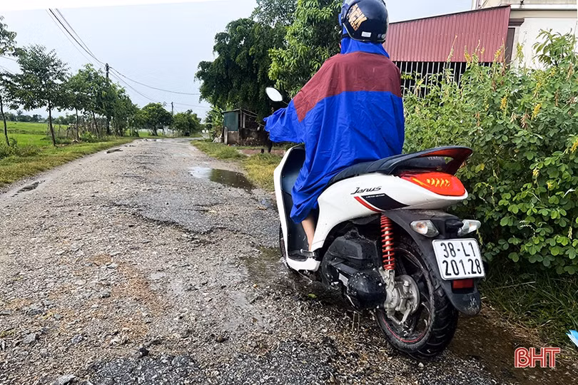 Đường giao thông xuống cấp, người dân Thạch Mỹ khó khăn trong đi lại