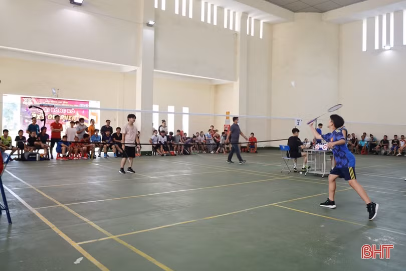 Gần 100 VĐV tham dự Giải Cầu lông thanh thiếu niên và nhi đồng tại TP Hà Tĩnh