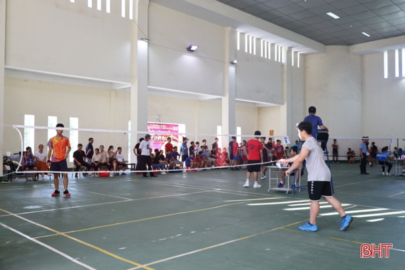 Gần 100 VĐV tham dự Giải Cầu lông thanh thiếu niên và nhi đồng tại TP Hà Tĩnh